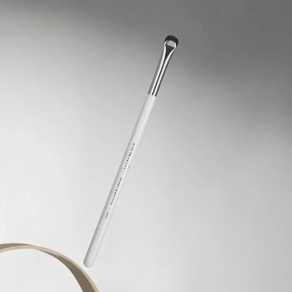 187 White curved Eyeliner Definer Crescent-Shaped Eyeliner and Brow Brush